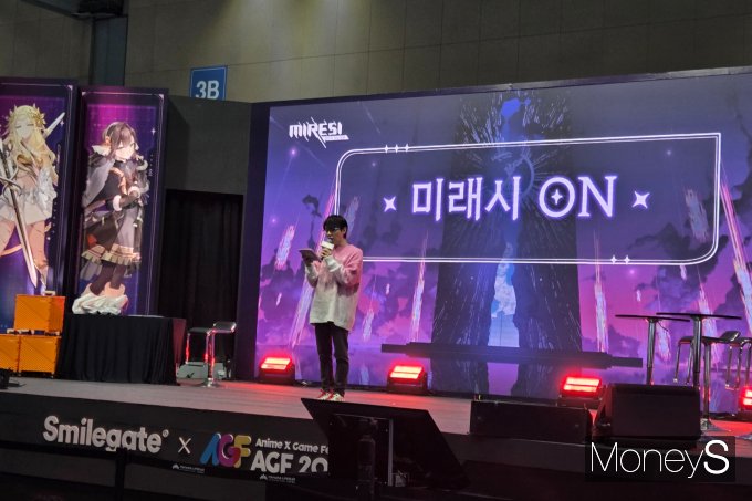  5일 경기 고양시 일산 킨텍스 'AGF 2025' 현장에서 컨트롤나인 개발진이 직접 게임에 대해 소개하는 '미래시 ON'을 진행했다. 사진은 행사에서 사회를 보는 남도형 성우. /사진=김미현 기자