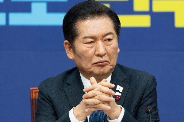 정청래 더불어민주당 대표가 추진 중인 '1인 1표제' 당헌 개정안이 중앙위원회에서 부결됐다. 사진은 5일 정 대표가 서울 여의도 국회에서 열린 최고위원회의에서 생각에 잠겨있는 모습. /사진=뉴스1