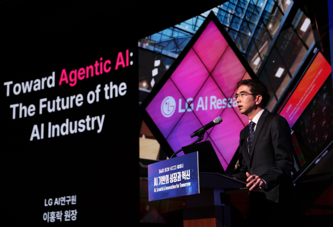 이홍락 LG 인공지능(AI) 연구원장이 "기업의 인공지능 전환(AX) 경쟁력 확보는 더 이상 선택이 아닌 생존의 문제"라며 "AI를 통해 일하는 방식을 혁신하지 못하는 기업은 글로벌 시장에서 도태될 수밖에 없다"고 밝혔다. 사진은 이홍락 LG AI연구원 원장이 5일 오후 서울 중구 대한상공회의소 국제회의장에서 열린 제4회 한국은행-대한상공회의소 공동 세미나 'AI기반의 성장과 혁신'에 참석해 기조강연을 하고 있는 모습. /사진=뉴시스