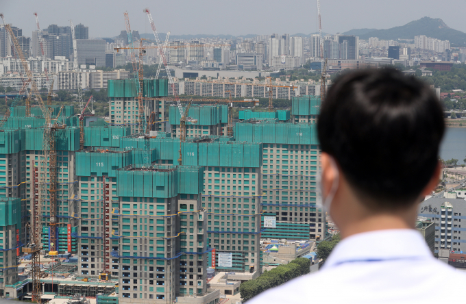 10대 건설업체가 SK에코플랜트를 제외하고 일제히 몸집을 줄였다. 올해 신규 채용도 4곳이 진행하지 않았으며 내년에도 축소될 전망이다. 사진은 서울 반포구의 한 아파트 재개발 공사현장 모습. /사진=뉴시스