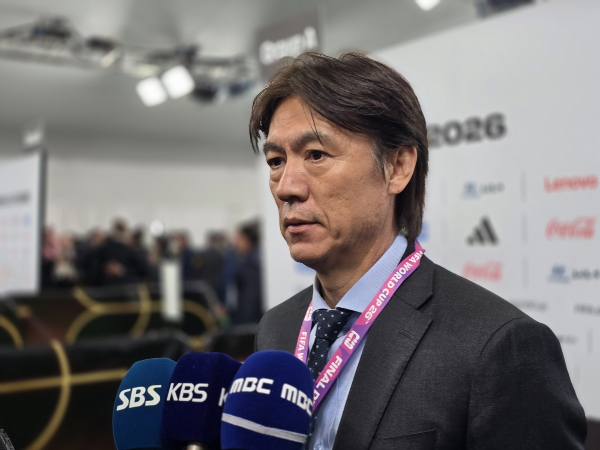 한국 축구 대표팀이 유럽과 남미 강호를 피해 A조에 안착한 가운데 멕시코에서 모든 조별리그를 치르게 됐다. 사진은 홍명보 축구 국가대표팀 감독이 5일(현지시간) 미국 워싱턴DC 케네디센터에서 열린 조추첨 후 믹스트존에서 한국 기자들과 만난 모습. /사진=뉴스1