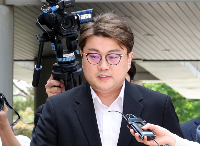 음주운전 뺑소니 사고로 실형을 선고받고 복역 중인 가수 김호중(34)이 성탄절 가석방 심사 대상에 올랐다. 사진은 지난해 5월 서울중앙지방법원으로 들어선 음주운전 뺑소니 등의 혐의로 구속 영장이 청구된 트로트 가수 김호중. /사진=스타뉴스