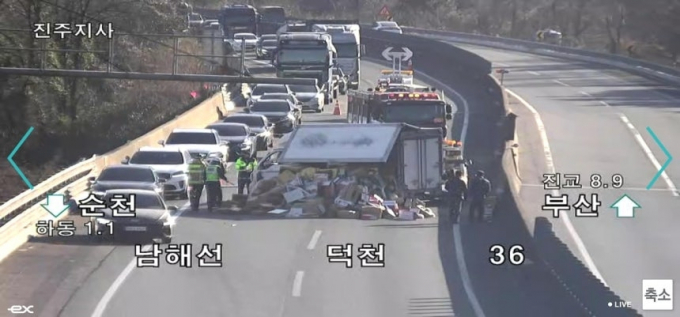 6일 오전 9시 4분께 경남 하동군 남해고속도로 순천 방향 하동나들목(IC) 인근 지점에서 과일 상자를 싣고 달리던 1톤짜리 탑차가 옆으로 넘어졌다. /사진=한국도로공사 CCTV 캡처