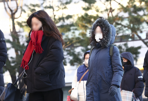 오는 7일 바람이 강하게 불고 아침 최저 기온이 영하 3도까지 떨어지겠다. 사진은 연일 강추위가 계속되는 가운데 지난 4일 오전 서울 중구 세종대로 인근 시민들 모습. /사진=뉴시스