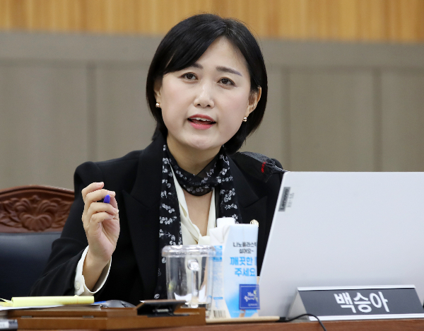 더불어민주당이 비상계엄에 대해 사과하지 않은 장동혁 국민의힘 당대표를 비판했다. 사진은 백승아 더불어민주당 의원 모습. /사진=뉴스1