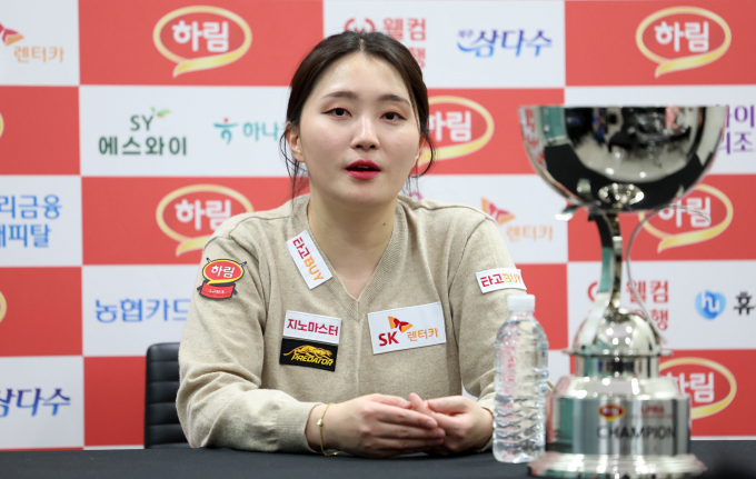 SK렌터카 강지은이 멋쩍은 우승 소감과 포부를 전했다. 사진은 지난 6일 경기 고양킨텍스 PBA스타디움에서 열린 2025-26시즌 8차 투어 하림 PBA-LPBA 챔피언십 LPBA 결승에서 우승을 차지한 강지은. /사진=프로당구협회(PBA) 제공