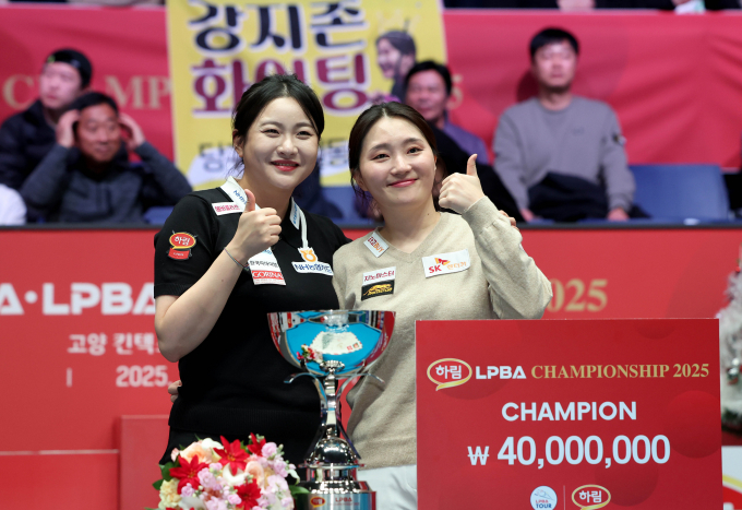김민아가 아쉬운 준우승을 차지했다. 사진은 지난 6일 경기 고양킨텍스 PBA스타디움에서 열린 2025-26시즌 8차 투어 하림 PBA-LPBA 챔피언십 LPBA 결승에서 준우승을 차지한 김민아(왼쪽)와 우승자 강지은. /사진=프로당구협회(PBA) 제공
