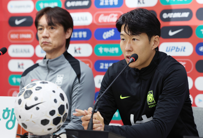 한국 축구대표팀이 다가오는 2026 국제축구연맹(FIFA) 북중미월드컵 조별리그 경기에서 날씨와 이동거리 등에 대한 이점을 안고 경기에 임할 예정이다. 사진은 지난 17일 손흥민이 가나와의 A매치 평가전을 앞두고 서울 마포구 서울월드컵경기장에서 열린 기자회견에서 취재진의 질문에 답하는 모습. /사진=뉴시스