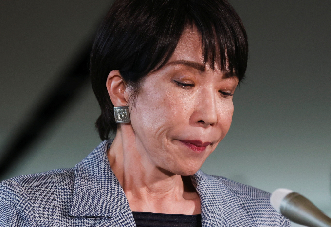 일본이 대만 유사시 무력개입이 가능하다는 취지의 발언을 하자 중국 항공사들이 일본 노선에 대한 무료 항공권 취소 및 변경 기한을 늘렸다. 사진은 지난달 25일 다카이치 사나에 일본 총리가 도쿄 총리관저에서 취재진 물음에 답하는 모습. /사진=로이터