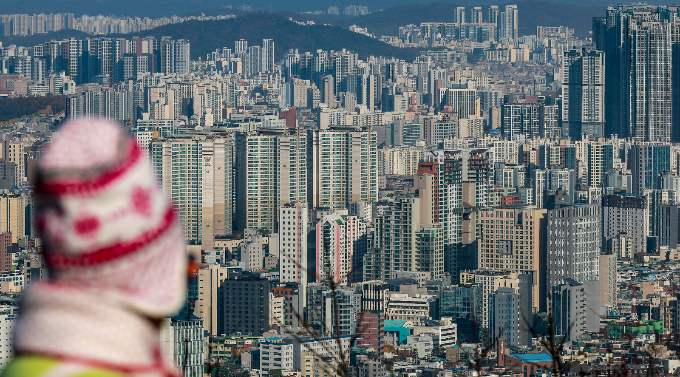 4대 시중은행(KB국민·신한·하나·우리)의 주택담보대출 혼합형(고정) 금리가 오름세를 보이고 있다. 사진은 서울 남산에서 바라본 아파트 단지. /사진=뉴시스