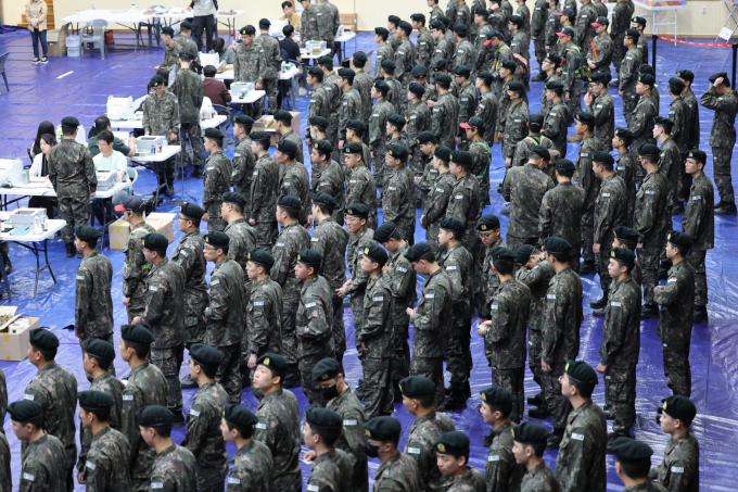 해외로 출국해 귀국하지 않는 편법으로 병역을 기피한 사람이 최근 5년간 900명을 넘는 것으로 조사됐다. 사진은 지난 5월 대선 사전투표에 임하는 육군훈련소 장병들. /사진=뉴스1