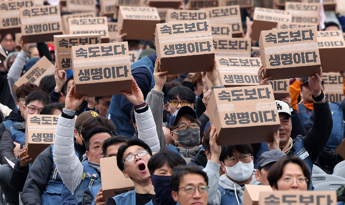 새벽배송 금지 주장에 대해 반대하는 청원이 조만간 국회 차원에서 공식적인 검토 절차에 들어간다. 사진은 지난달 23일 택배노동자들이 서울 광화문 동십자각 앞에서 열린 '과로사 없는 택배 만들기 시민대행진'에 앞서 구호를 외치는 모습. /사진=뉴스1
