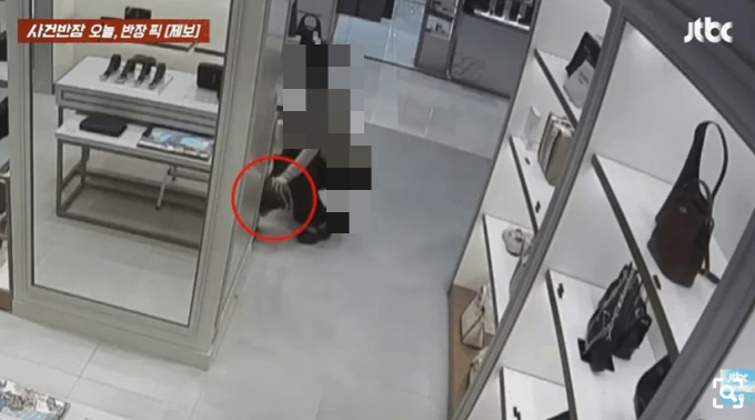 서울 강북구에 있는 한 백화점에서 고가의 가방을 훔쳐 달아난 여성의 모습이 포착됐다. 사진은 JTBC 사건반장에 보도된 당시 범행 모습. /사진=JTBC 사건반장 캡처