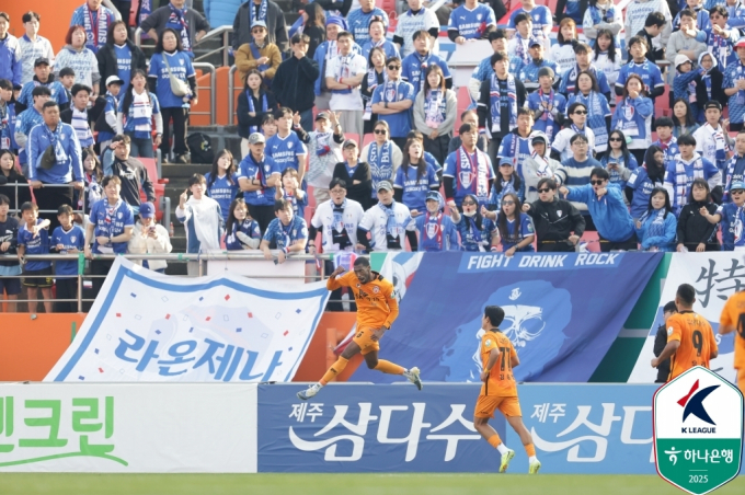 제주SK FC가 수원 삼성을 꺾고 K리그1 잔류를 확정지었다. 사진은 선제골 이후 환호하는 제주 선수들. /사진=뉴스1(프로축구연맹)