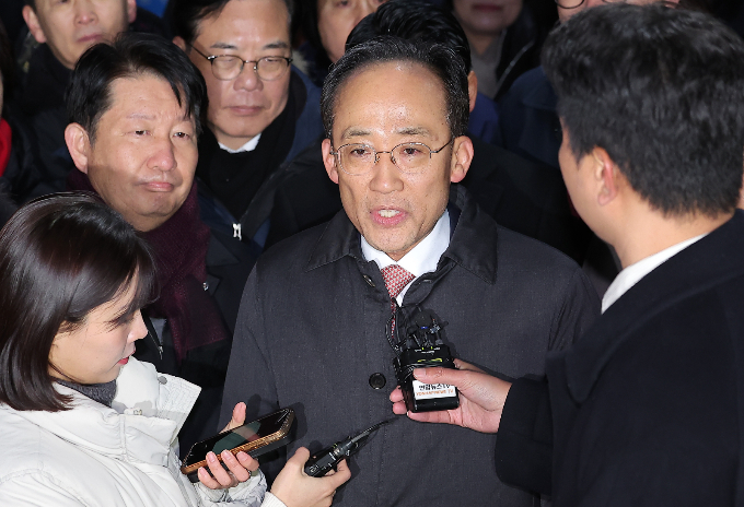 내란특검팀이 7일 추경호 국민의힘 의원과 황교안 전 국무총리에 대해 불구속기소 했다고 밝혔다. 사진은 지난 3일 구속 영장이 기각된 후 경기 의왕 서울구치소를 나서며 발언하는 추 의원. /사진=뉴스1