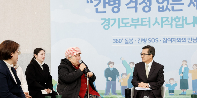 김동연 경기도지사(오른쪽)가 '간병 SOS 참여자와 만남' 행사에서 이야기를 나누는 모습. /사진제공=경기도 