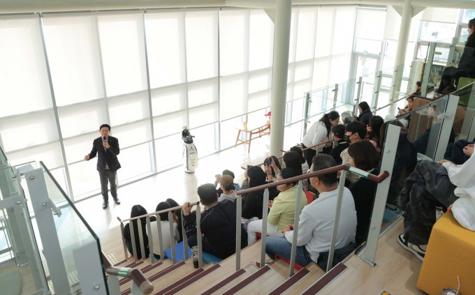  이상일 용인특례시장이 7일 SERI PAK with 용인에서 열린 박세리 전 감독의 토크콘서트에 참석해 인사말을 하고 있다. /사진제공=용인특레시  