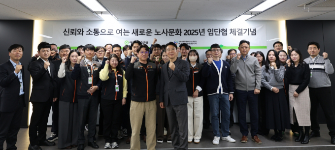 애큐온저축은행이 지난 3일 서울 강남구 본사에서 ‘2025년 임금 및 단체협약 체결 기념식’을 진행했다. 애큐온저축은행 김희상 대표이사(첫 번째 줄 오른쪽)와 전국사무금융서비스노동조합 애큐온저축은행지회 윤승현 지회장(첫 번째 줄 왼쪽)을 비롯해 노사 주요 관계자들이 기념사진을 촬영하고 있다./사진=애큐온저축은행