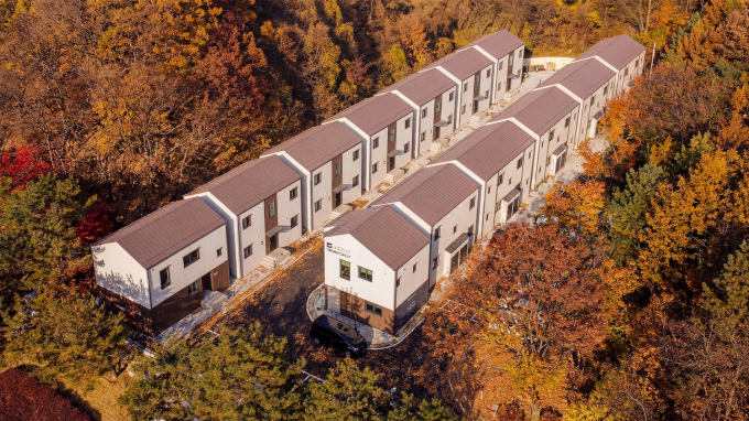 드림 포레스트는 지상 2층, 13개 동, 총 91실 규모로 조성됐다. 저소음, 저먼지 등으로 리조트 운영에 영향을 최소화했다. 사진은 모듈러로 준공한 기숙사 '드림 포레스트'. /사진제공=GS건설