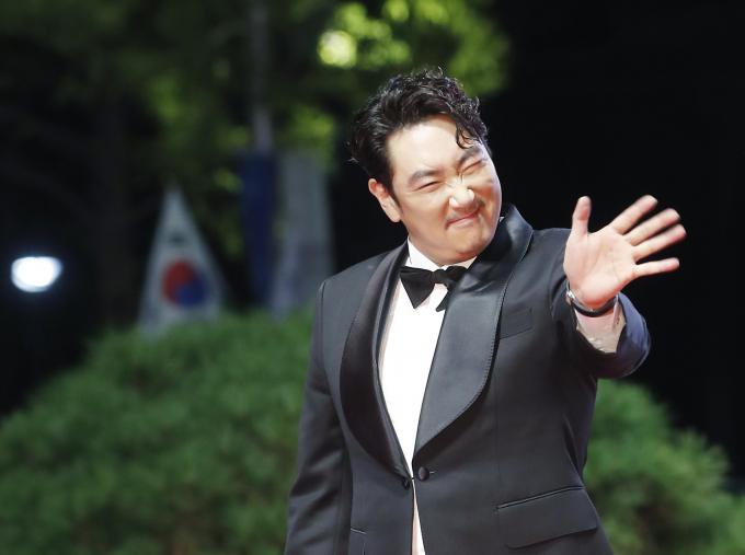 소년범 출신 의혹으로 은퇴를 선언한 배우 조진웅의 고교 시절 후배가 과거 증언이 담긴 글을 공개했다. 사진은 2021년6일 조진웅이 부산광역시 우동 영화의 전당에서 열린 '제26회 부산국제영화제(BIFF)' 개막식 레드카펫 행사에 참석한 모습. /사진=뉴스1