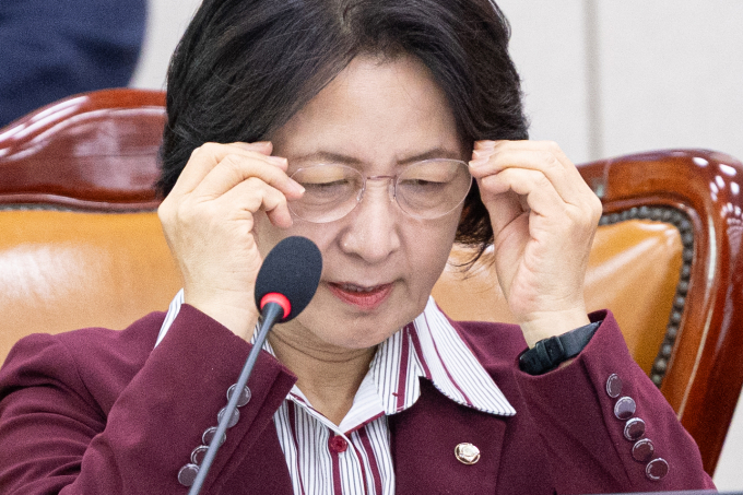 추미애 더불어민주당 의원이 내년 6·3 지방선거 경기도지사 출마를 위해 국회 법제사법위원장 자리에서 물러나겠다는 뜻을 당 지도부에 전달했다. 사진은 지난달 6일 서울 여의도 국회에서 열린 법제사법위원회 제429회국회(정기회) 제12차 전체회의에 참석한 추미애 법사위원장의 모습. /사진=뉴스1