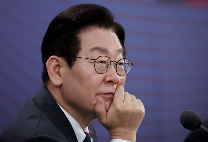 이재명 대통령이 지난 5일 충남 천안시 한국기술교육대학교에서 열린 '충남의 마음을 듣다' 타운홀미팅에서 참석자 발언을 듣고 있다. /사진=뉴시스(대통령실통신사진기자단)
