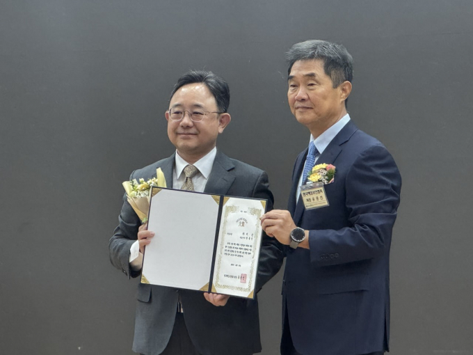 코스닥 상장사 지슨이 제16회 Secure Korea 2025에서 대상 수상 기업으로 선정됐다. 사진은 한동진(왼쪽)  지슨 대표. /사진=지슨