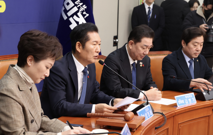 정청래 더불어민주당 대표가 내란전담재판부 설치법과 관련해 "필요한 부분을 보완하고 수정할 부분은 과감히 수정하겠다"고 말했다. 사진은 8일 정 대표가 서울 여의도 국회에서 열린 민주당 최고위원회의에서 발언한 모습./사진=뉴시스