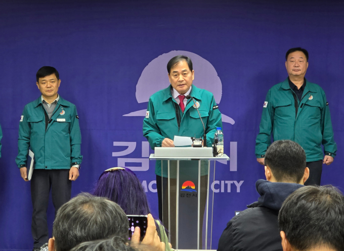 배낙호 김천시장이 8일 기자회견을 열고 황금정수장 ‘깔따구’ 사고의 근본적 해결을 위해 80년 이상 노후된 정수장 재건설이 불가피하다며, 기준 예산 500억 원이 아닌 총 800억 원이 필요한 이유를 설명하고 있다./사진=머니S 박영우 기자