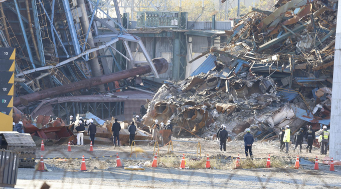 경찰이 울산화력발전소 보일러 타워 붕괴 사고와 관련해 발주처와 시공사 등 관계자 9명을 입건했다고 밝혔다. 사진은 지난달 18일 울산 남구 용잠동 한국동서발전 울산화력발전소 대형 구조물 붕괴현장에서 경찰, 국과수, 고용노동부, 산업안전보건공단이 합동 현장감식을 진행한 모습. /사진=뉴시스