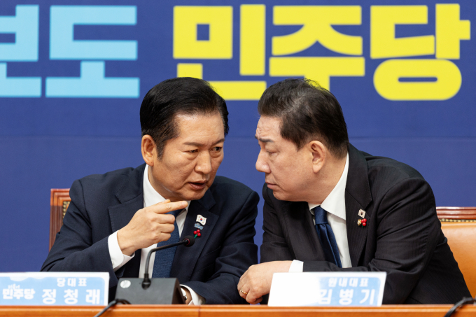 더불어민주당이 기초 지자체 비례대표 의원 후보 경선 시 투표 반영 비율을 상무위원 50%·권리당원 50%로 조정했다. 사진은 8일 정청래 더불어민주당 대표(왼쪽)가 서울 여의도 국회에서 열린 최고위원회의에서 김병기 원내대표와 대화한 모습. /사진=뉴스1