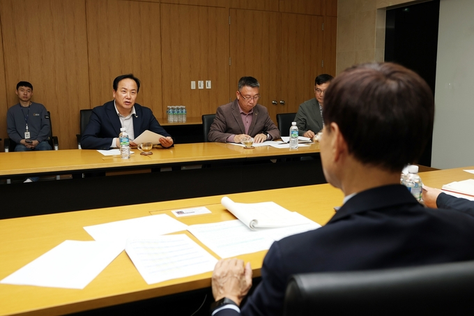 이권재 오산시장이 지역 집단에너지 공급자인 DS파워를 찾아 지역난방 열요금 인하에 대해 협의하고 있다. /사진제공=오산시 