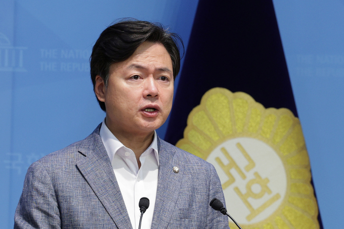 더불어민주당이 내란전담재판부 설치법 등 사법계혁안에 대해 전문가 자문 및 각계각층 의견들을 수렴해 다음번 열리는 의원총회에서 더 논의하기로 정했다. 사진은 지난 9월7일 김현정 민주당 원내대변인이 서울 여의도 국회 소통관에서 브리핑하는 모습. /사진=뉴스1