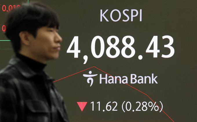 코스피와 코스닥이 8일 오후 장에서 소폭 상승 흐름을 보이고 있다. 사진은 이날 오전 서울 중구 하나은행 딜링룸. /사진=뉴시스