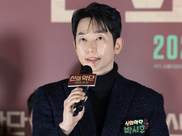 배우 박시후가 자신을 둘러싼 불륜 주선 의혹에 대해 입장을 발표했다. 사진은 배우 박시후가 8일 오전 서울 용산구 용산아이파크몰 CGV에서 열린 영화 '신의악단'(감독 김형협) 제작보고회에 참석한 모습. /사진=뉴스1