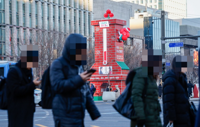오는 9일 전국이 대체로 맑은 날씨를 보일 것으로 관측된다. 사진은 8일 서울 종로구 광화문 광장을 지나쳐가는 시민들의 모습. /사진=뉴스1