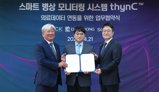 사진은 씽크 병상 확대 및 병원 EMR(전자의무기록) 연동 관련 업무협약을 체결하고 기념 촬영을 한 조선주 ACK 대표(왼쪽부터), 이창재 대웅제약 대표, 이영신 씨어스테크놀로지 대표. /사진=대웅제약