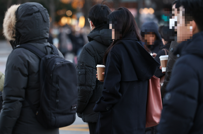 9일 전국이 대체로 맑은 날씨이며 최저기온은 영하 8도까지 떨어질 것으로 보인다. 사진은 지난 4일 서울 광화문네거리 일대에서 시민들이 출근하는 모습. /사진=뉴스1