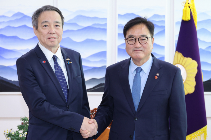 우원식 국회의장이 미즈시마 고이치 주한일본대사를 접견하며 "한일 관계가 미래지향적으로 발전하려면 아픈 역사를 직시해야 한다"고 전했다. 사진은 8일 우 의장(오른쪽)이 서울 여의도 국회에서 미즈시마  주한일본대사와 기념 촬영을 하는 모습. /사진=뉴스1