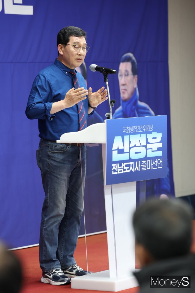 더불어민주당 신정훈 국회의원이 8일 전남도의회에서 내년 전남도지사 선거 출마를 선언하고 있다./사진=홍기철기자
