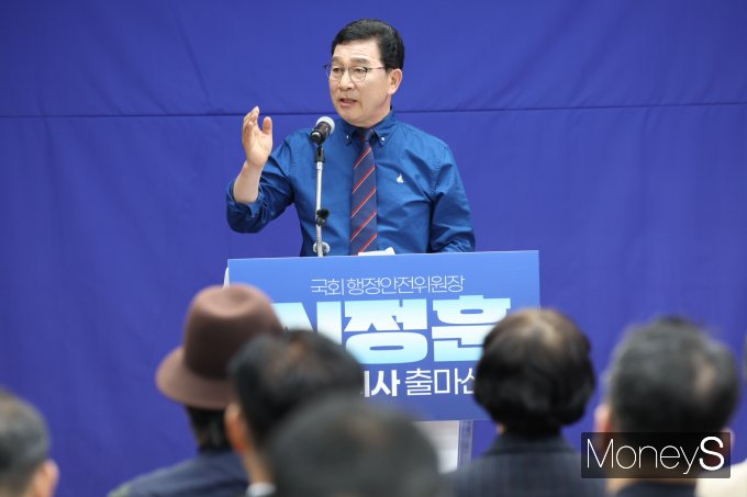 더불어민주당 신정훈 국회의원이 8일 전남도의회에서 내년 전남도지사 선거 출마를 선언하고 있다./사진=홍기철기자