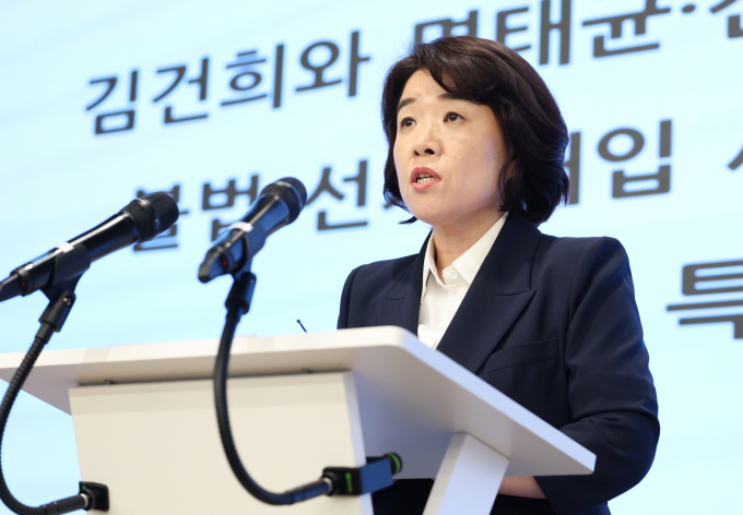 민중기 특별검사팀(김건희 특검팀)이 윤영호 전 통일교 세계본부장의 더불어민주당 금품 제공 증언은 "특검법상 수사 대상이 아니다"고 밝혔다. 사진은 지난 8월26일 오정희 특별검사보가 서울 종로구 KT광화문빌딩에 마련된 김건희 특검팀(특별검사 민중기) 사무실에서 정례 브리핑하는 모습. /사진=뉴스1