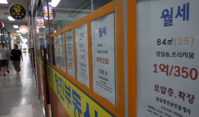 임대인이 임차인 소득 등 정보를 확인할 수 있는 서비스가 출시된다. 상호 동의라는 전제 하에 서비스가 제공될 예정이다. 사진은 서울 시내 한 부동산에 게시된 월세 매물 정보. /사진제공=뉴시스