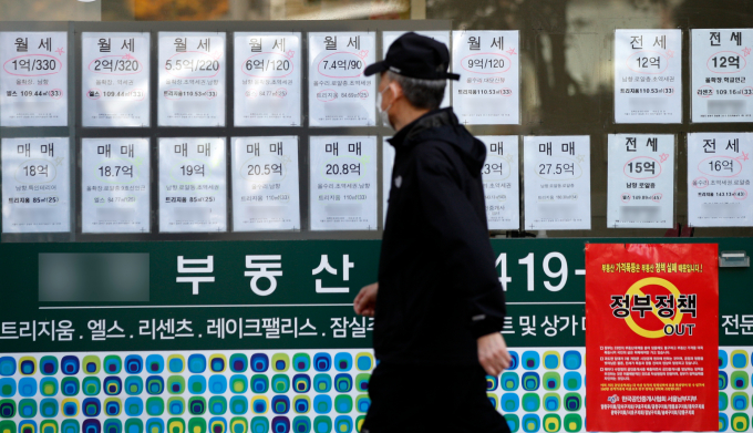 임대인·임차인 정보 공유는 법적 근거가 없는 신뢰 기반의 서비스로 개인정보 활용 범위와 정부 동의 등 숙제가 많다는 지적이 잇따른다. 사진은 서울 시내 부동산 공인중개사 사무소에 전세, 월세, 매매 등 매물 정보가 붙어있는 모습. /사진=뉴스1
