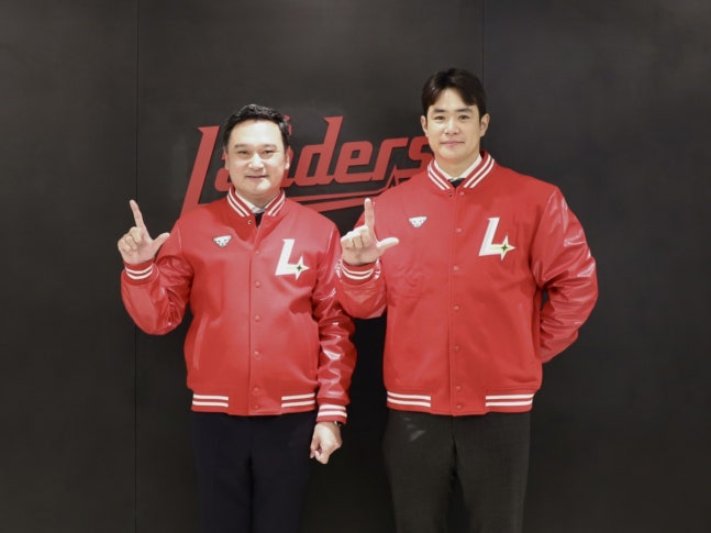 사진은 지난 5일 SSG에 입단한 김재환(오른쪽)의 모습. /사진=SSG랜더스 제공