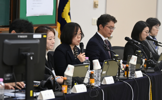 전국법관대표회의가 8일 더불어민주당이 강행하고 있는 내란특별재판부 설치와 법왜곡죄 도입 등에 대해 "위헌·재판독립 침해가 우려된다"는 의사를 표명했다. 사진은 8일 김예영 전국법관대표회의 의장(왼쪽 세번째)이 경기 고양시 일산 사법연수원에서 열린 전국법관대표회의에서 발언하는 모습. /사진=뉴시스(공동취재)