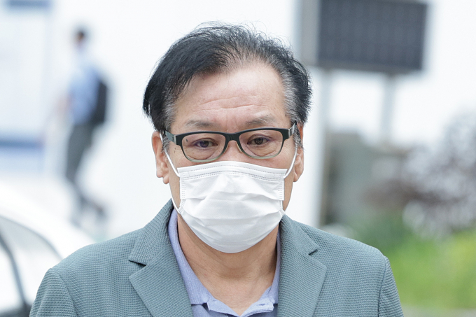건진법사 전성배씨가 공천을 대가로 억대 불법 정치자금을 수수한 혐의를 부인했다. 사진은 전씨가 지나 8월21일 서울 종로구에 마련된 민중기 특별검사팀(김건희 특검팀) 사무실로 출석한 모습. /사진=뉴스1
