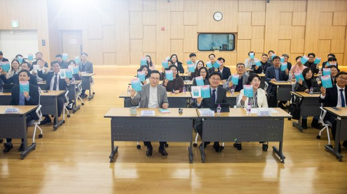 임태희 경기도교육감(가운데 테이블 왼쪽 첫번째)이 8일 남부청사에서 미래 교육 환경에 따른 교원역량 강화를 위한 인공지능(AI) 기반 '하이코칭' 통합지원 시스템 착수보고회에 참석해 피켓을 들고 행사에 참여하고 있다. /사진제공=경기도교육청 