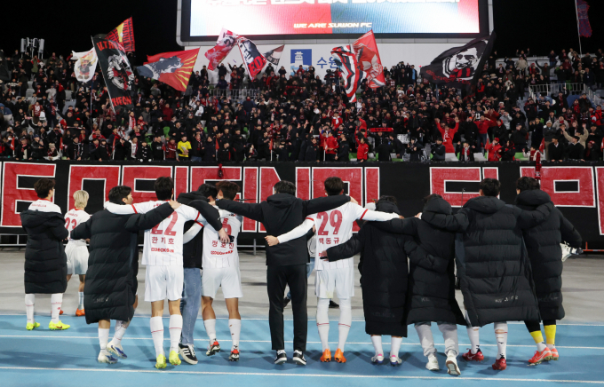 부천FC1955가 수원FC를 꺾고 18년 만에 1부 리그 승격에 성공했다. 사진은 창단 18년 만에 1부 리그 승격에 성공한 부천 선수단과 팬들이 기쁨을 나누는 모습. /사진=뉴시스