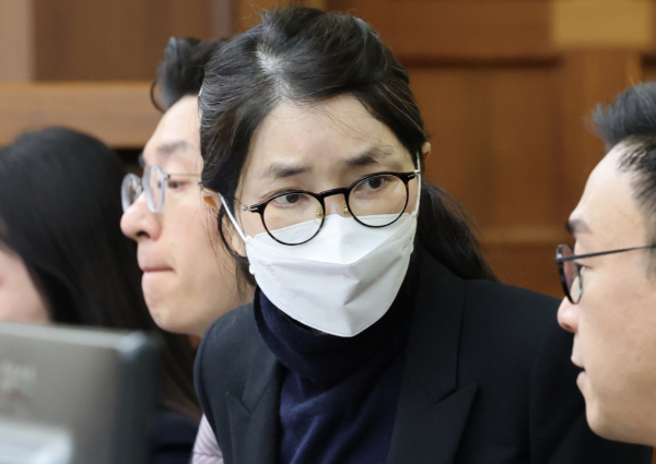 김건희 여사와 한학자 통일교 총재의 '국민의힘 전당대회 집단 입당' 첫 재판이 시작된다. 사진은 지난 3일 서울 서초구 서울중앙지방법원에서 주가조작과 통일교 청탁 등의 혐의를 받는 김 여사의 결심공판이 진행된 가운데 김 여사가 자신의 변호인과 대화를 하고 있는 모습. /사진=뉴스1(공동취재단)